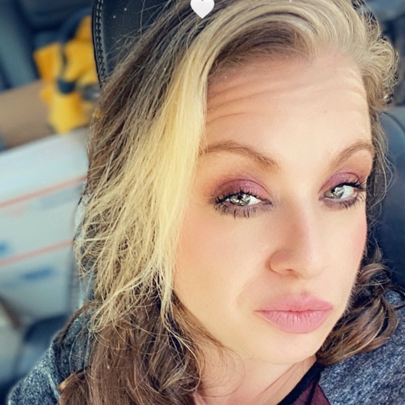 Meet your Posher, Stephanie , from Houston Texas! - Picture 5 of 6